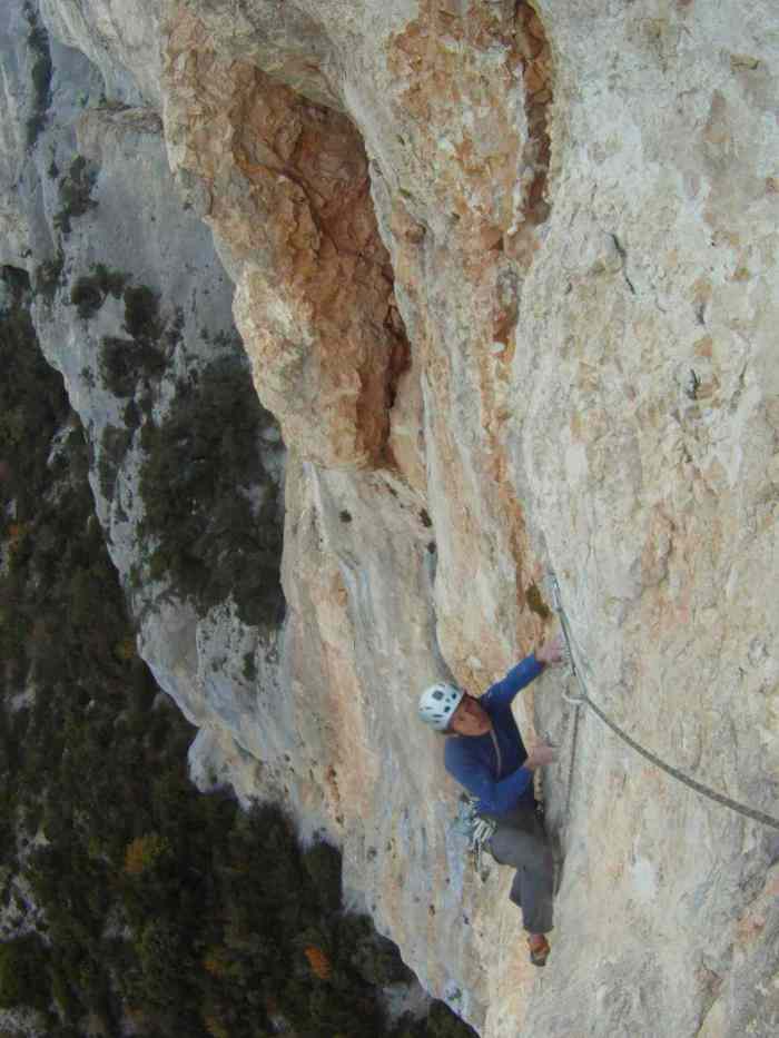 On Double Fond in Surbottes sector in Verdon. For tropical beings like us, not being in the sun usually means that its too cold and climbing with a jacket will be too cumbersome.